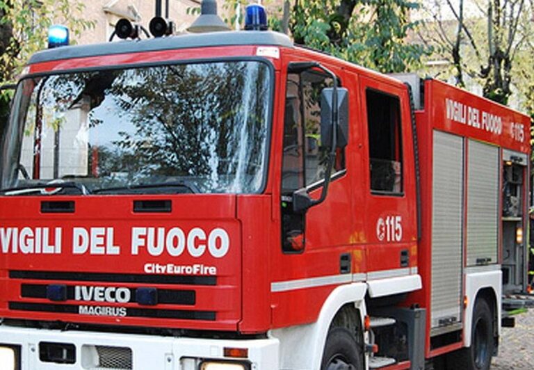 Napoli, incendio nella zona di Monte Sant’Angelo: evacuate famiglie