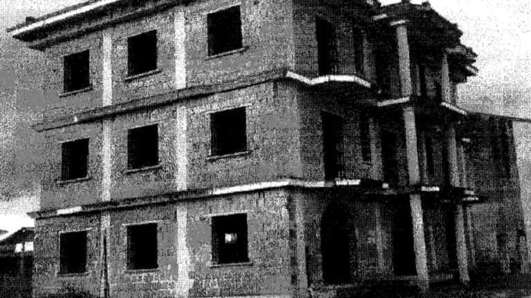 Abusivismo edilizio, continua la linea dura della Procura: stamattina iniziate le operazioni di demolizione di un fabbricato a Casal di Principe