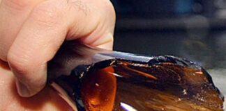 Scoppia la rissa fuori a un bar a colpi di coltelli e bottiglie rotte, interviene la polizia: 6 arresti a Napoli