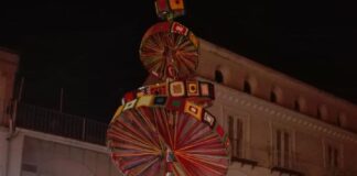 FOTO Aversa, boom di visitatori per l’albero de Il Lucernaio che però rimane spento: non c’è allaccio elettrico. Figuraccia del Comune