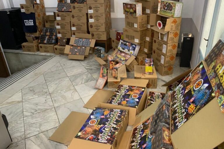 Ancora botti illegali nel Napoletano: oltre una tonnellata di fuochi d’artificio vietati nascosti nel Rione Sanità. Sequestri e denunce anche a Somma Vesuviana e Afragola
