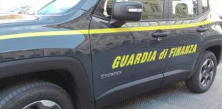 Capi d’abbigliamento contraffatti venduti online: 4 persone denunciate e fabbrica abusiva sequestrata nell’Avellinese