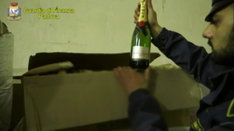Bollicine false a Napoli, scoperto centro per la produzione di champagne contraffatto: migliaia di bottiglie sequestrate