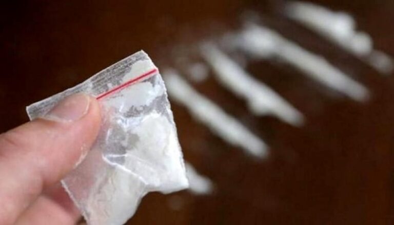 Castellammare, 20enne ai domiciliari con 37 dosi di cocaina: tenta di lanciare la droga dal balcone