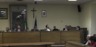 IL VIDEO INTEGRALE Aversa, l’intero consiglio comunale si stringe attorno al direttore di Campania Notizie e all’assessore Zoccola: atto di grande civiltà