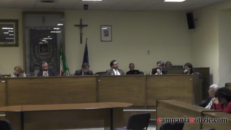 IL VIDEO INTEGRALE Aversa, l’intero consiglio comunale si stringe attorno al direttore di Campania Notizie e all’assessore Zoccola: atto di grande civiltà