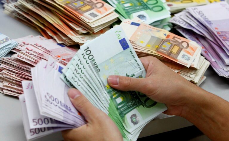 Titolare di una ditta si mette in regola con l’Agenzia delle Entrate ma la banca non gli sblocca i conti correnti: 39 dipendenti senza stipendio nel Napoletano