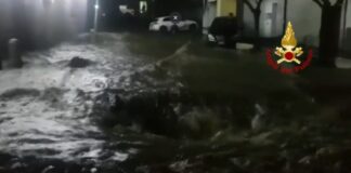 Disastro in Irpinia, il torrente Caudino si ingrossa a causa di una frana e fa ‘esplodere’ la piazza: 300 persone evacuate