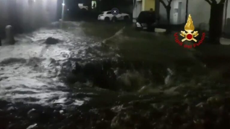 Disastro in Irpinia, il torrente Caudino si ingrossa a causa di una frana e fa ‘esplodere’ la piazza: 300 persone evacuate