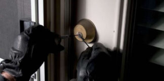 Eboli, rompe la vetrina del bar e ruba confezioni di cioccolato