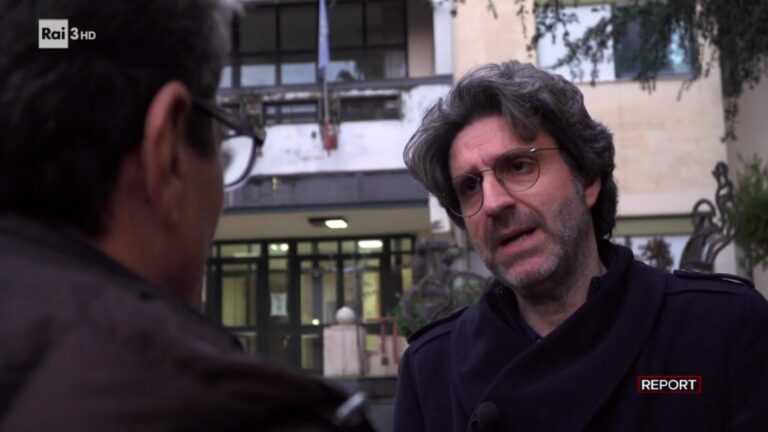 VIDEO Rifiuti ad Orta di Atella, arrivano le telecamere di Report: figuraccia dell’ex sindaco Villano. E poi si parla dell’agguato al direttore di Campania Notizie