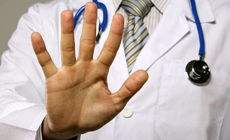 Cardiologo napoletano accusato di molestie su pazienti, divieto di visitare donne per un anno