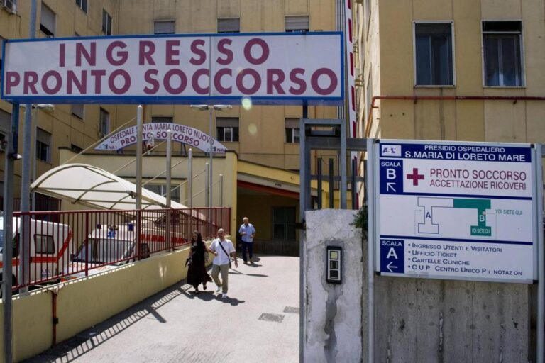 Napoli shock, accoltellati 2 coniugi anziani: il possibile movente è una lite per soldi