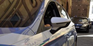 Lusciano, 44enne arrestato dalla polizia: spendeva reddito di cittadinanza in droga e slot, poi botte a casa