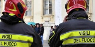 Stabilimento balneare distrutto dalle fiamme nel Salernitano: intervenute 3 squadre di vigili del fuoco