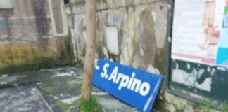 FOTOGALLERY Feste natalizie nel degrado a Sant’Arpino: segnali a terra, palo dell’illuminazione pericolante e rifiuti ovunque