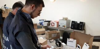 Centro per la produzione di gioielli contraffatti scoperto a Marcianise: maxi sequestro della Guardia di Finanza