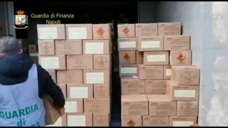 Botti illegali tra le province di Napoli e Caserta: mega sequestro da oltre 52 tonnellate di fuochi d’artificio