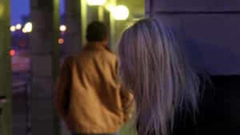 Napoli, perseguita e minaccia la dipendente di un’attività commerciale: 60enne con precedenti arrestato per stalking