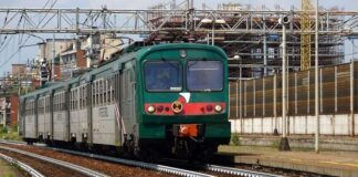 Circumvesuviana da incubo, a Torre del Greco treno fermo e viaggiatori a piedi sui binari