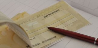 Va in banca e incassa 100mila euro presentando documento d’identità e assegni falsi: arrestato truffatore napoletano 78enne