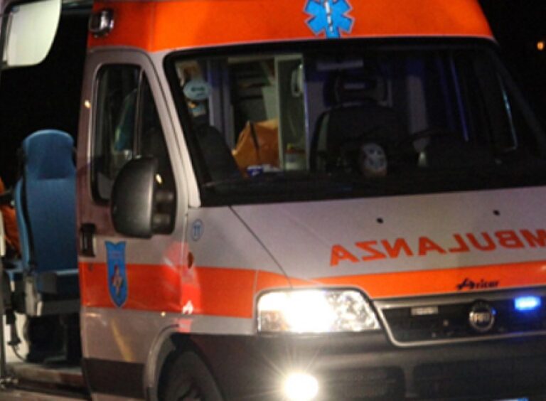 Attraversa i binari, ma cade e muore travolto da un treno nel Milanese