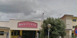 FOTO Pazzesco a Crispano, in assenza degli lsu i bagni del Comune non vengono puliti: condizione igienico-sanitaria indecente