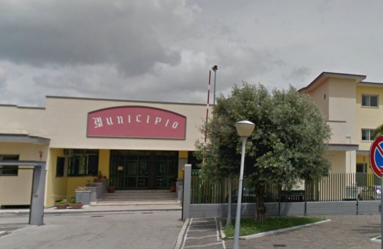FOTO Pazzesco a Crispano, in assenza degli lsu i bagni del Comune non vengono puliti: condizione igienico-sanitaria indecente