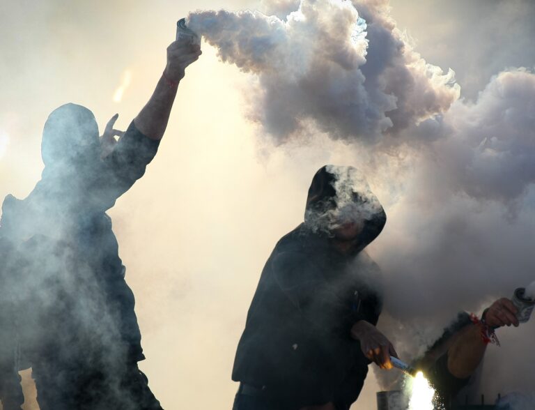 Match Reggina-Cavese, scontro tra ultras al casello autostradale di Nocera Inferiore: sequestrate mazze e petardi, 3 denunciati