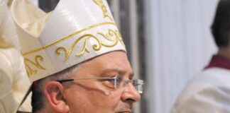 “Non corro dietro agli psicopatici”, è scontro tra la Curia e il comitato ‘Alfonso sarà contento’ sulla mega statua di Pagani: querelato il vescovo Giudice