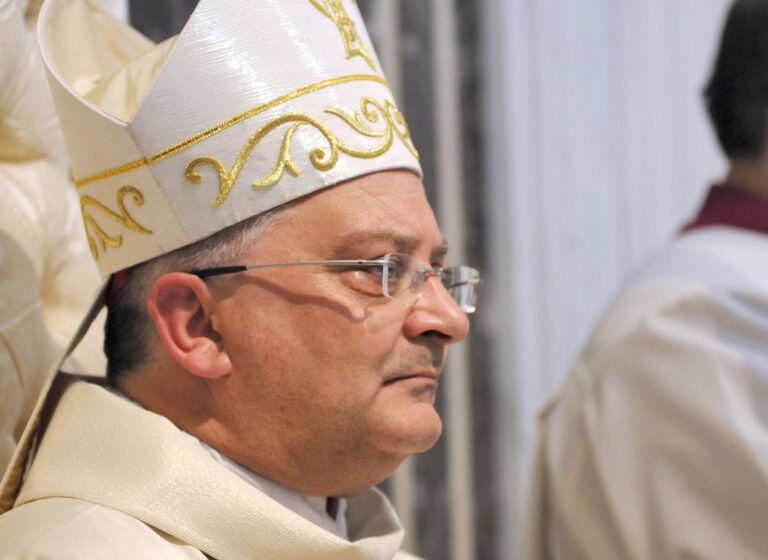 “Non corro dietro agli psicopatici”, è scontro tra la Curia e il comitato ‘Alfonso sarà contento’ sulla mega statua di Pagani: querelato il vescovo Giudice