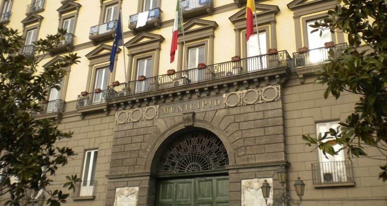 Comune di Napoli, tavolo tecnico su dissesto nel cimitero e nella metropolitana
