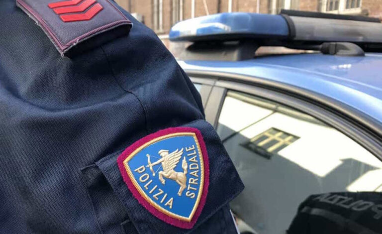 Auto fantasma utilizzate per commettere reati, la mega truffa scoperta a Napoli: 2 persone denunciate e 633 verbali emessi