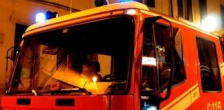 Marcianise, fiamme in un capannone industriale: grosse nube nera