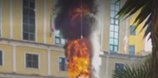 FOTO Paura a Frattamaggiore, vandali bruciano il pupazzo di Babbo Natale in piazza Umberto I: è caccia ai responsabili