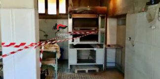 Altro forno abusivo nel Napoletano, pedane con chiodi come legna da ardere per cuocere il pane: locale sequestrato e coppia di coniugi denunciata