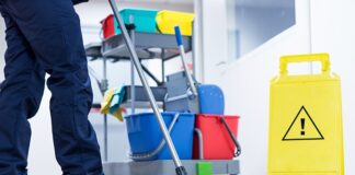 Mondragone, lavoratori della ditta di pulizie senza stipendio: “Pronti a presidio permanente sotto il Comune”