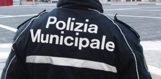 Sversa rifiuti in strada a Napoli, poi aggredisce agenti polizia locale