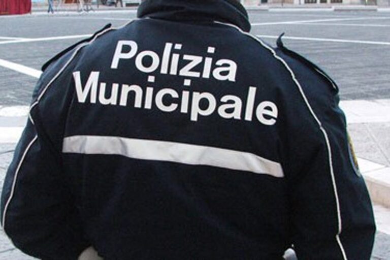 Sversa rifiuti in strada a Napoli, poi aggredisce agenti polizia locale