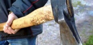 Shock a Gricignano, aggredisce la moglie con un’ascia: interviene la polizia