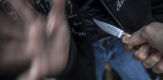 Napoli, accoltellato davanti allo stadio. Il racconto: “Quel criminale voleva passare con l’auto in mezzo alla folla”