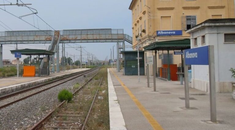 Dramma alla stazione di San Cipriano, 39enne travolto e ucciso dal treno: indaga la polizia ferroviaria