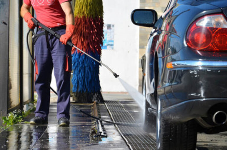 Percettori del reddito di cittadinanza col ‘vizietto’ del lavoro in nero e reati ambientali: blitz delle forze dell’ordine negli autolavaggi del Casertano