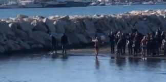 Capodanno a Napoli: gruppo di amanti del mare saluta il 2020 col tradizionale bagno nelle acque di via Caracciolo