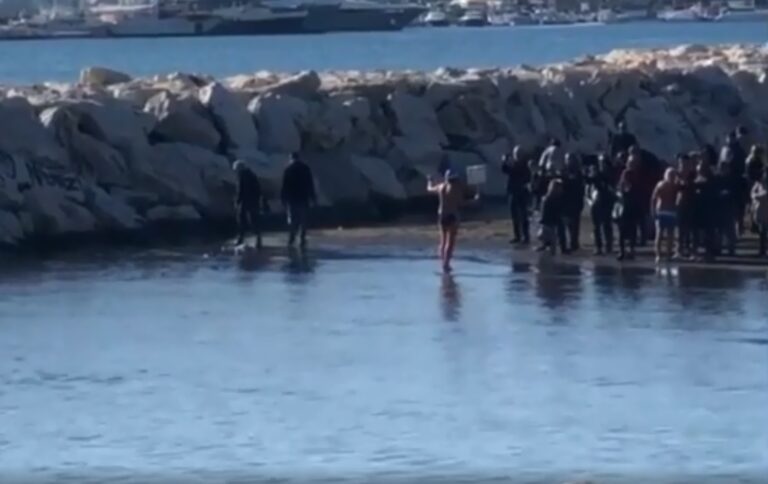Capodanno a Napoli: gruppo di amanti del mare saluta il 2020 col tradizionale bagno nelle acque di via Caracciolo