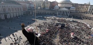 ‘Festa della Befana’ a Napoli, amministrazione comunale e vigili del fuoco in piazza Plebiscito per far divertire tutti i bambini della città