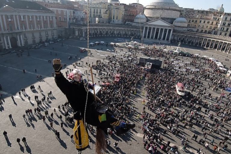 ‘Festa della Befana’ a Napoli, amministrazione comunale e vigili del fuoco in piazza Plebiscito per far divertire tutti i bambini della città