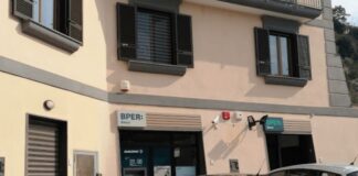 Colpo a vuoto alla filiale Bper di Pozzuoli, l’allarme del caveau mette in fuga i banditi: indaga la polizia