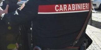 Minacce e violenza alla moglie nel Casertano: i carabinieri trovano in auto un arsenale e lo arrestano