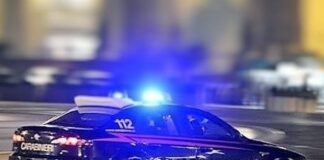 Fugge dal posto di blocco dei carabinieri e si schianta dopo un lungo inseguimento nel Casertano: 25enne ai domiciliari